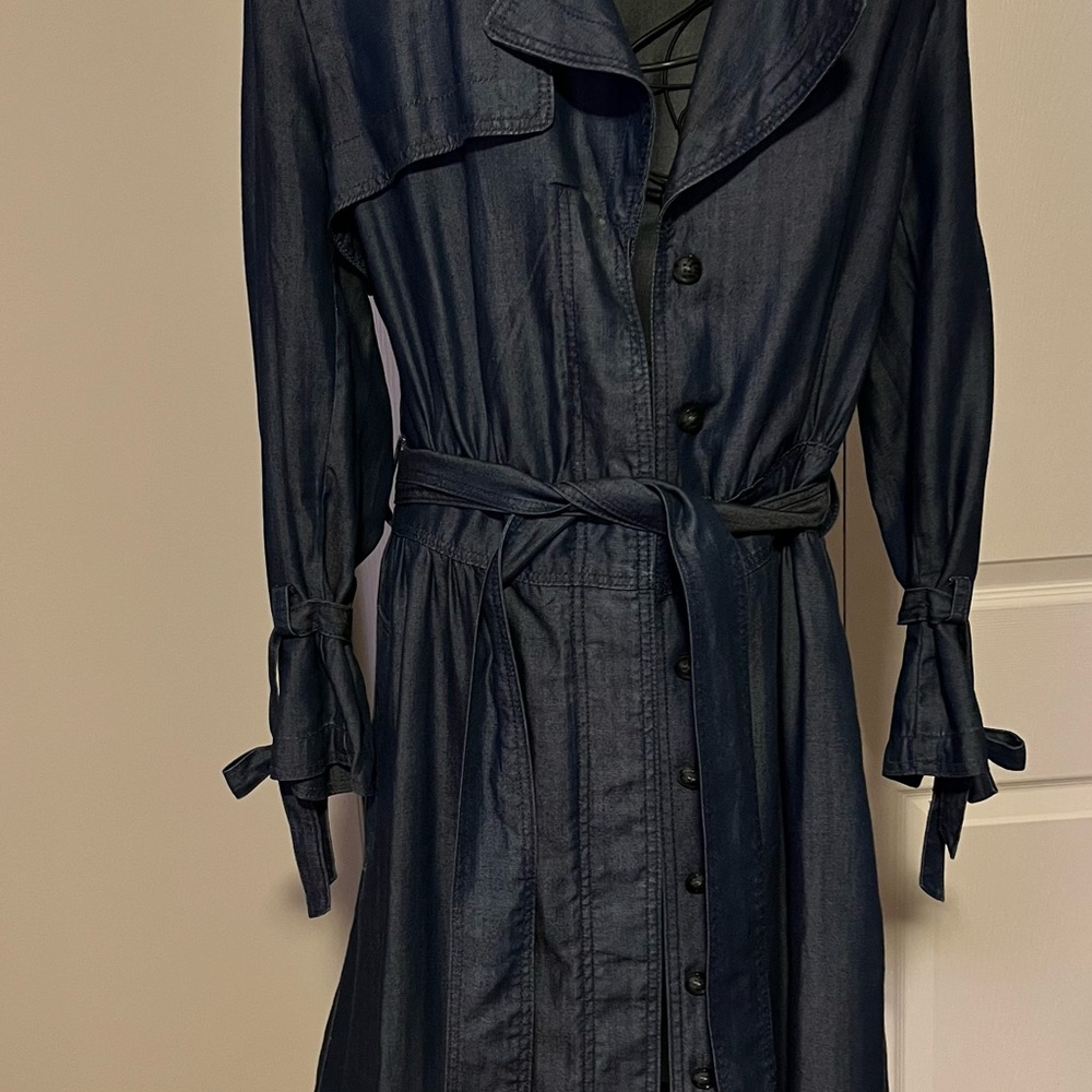 Banana Republic denim dress. Excellent condition, button down tie waist.